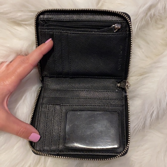 Michael Kors wallet - Picture 3 of 3